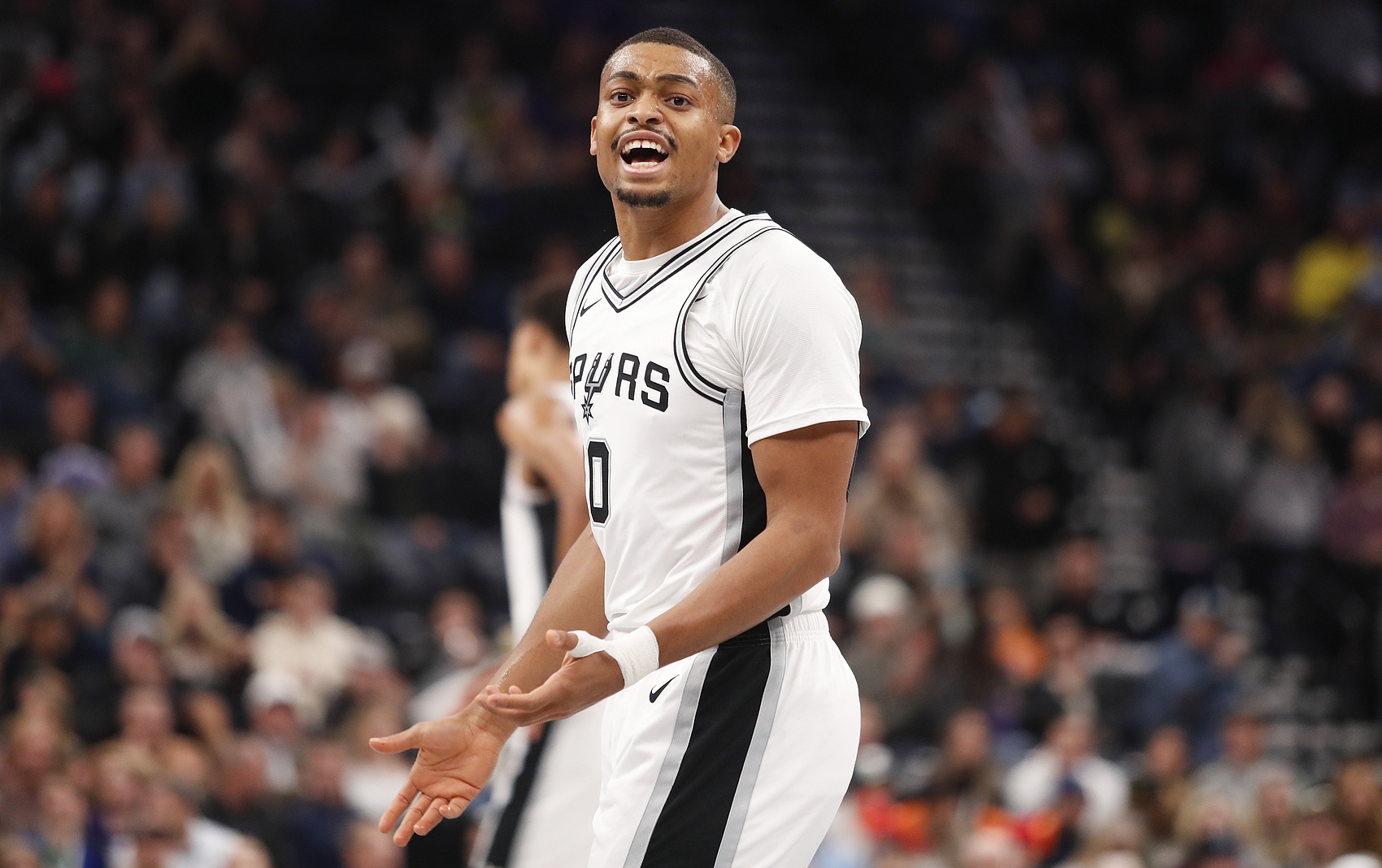 bwin 官网-队魂站出来了！凯尔登上篮+底角三分连取5分 马刺追至差12分！